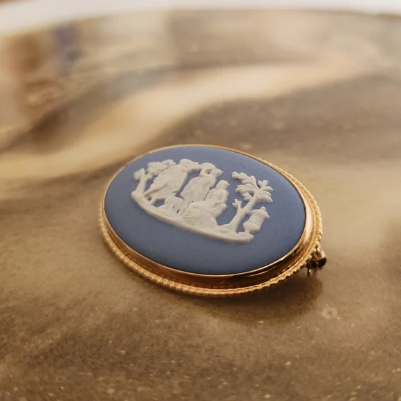 Vintage Wedgwood Jasperware Gold Plated Cameo Brooch | New in Original Box - Picture 4 of 8